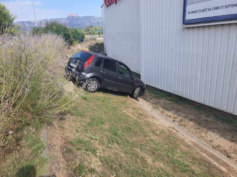 04.42.03.02.13                       Remorquage dépannage de voiture 24h/24 sur Aubagne et les alentours